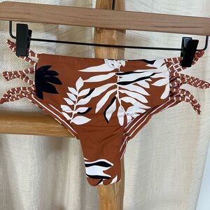 Small Roxy floral bikini bottom